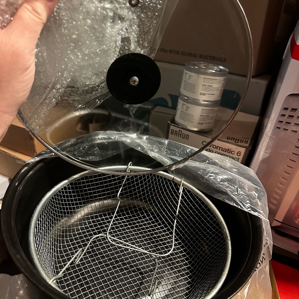 NIB pot with lid and strainer
